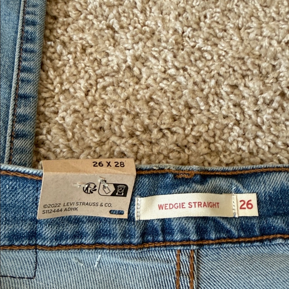 Levi's Women’s Light Blue Straight Jeans- Wedgie straight! Size 26x28 - Picture 3 of 11
